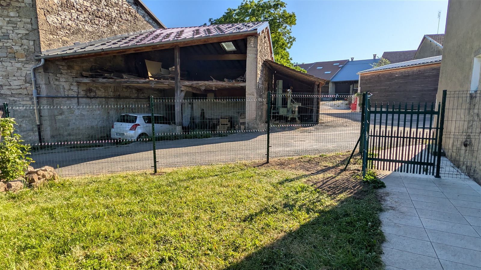 Clôture de jardin en bois avec portillon de récupération restauré