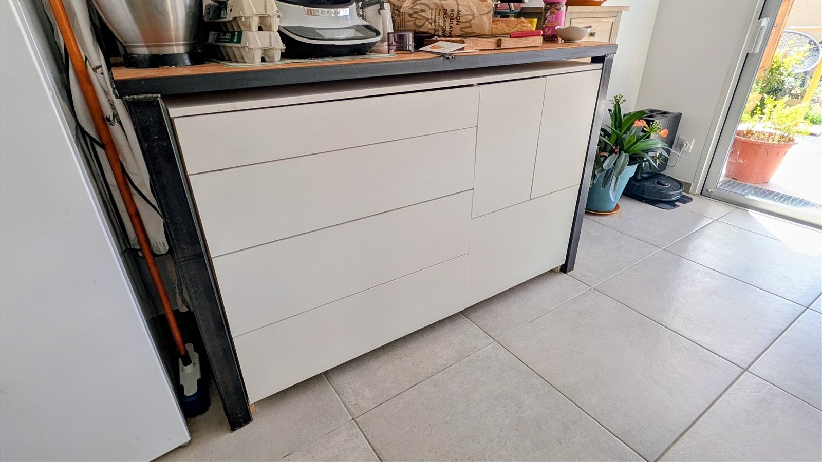 Buffet de cuisine sur-mesure, façades laquées et piètement métal